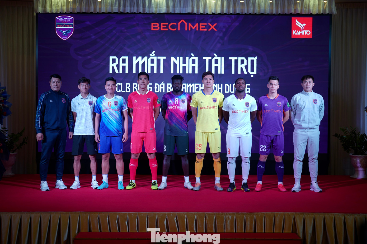 Trang phục thi đấu chính thức của B.Bình Dương. Ngoại binh Rimario (số 9) xuất hiện chính thức trong đội hình tiêu biểu. Trang phục thi đấu chính thức của B.Bình Dương. Ngoại binh Rimario (số 9) xuất hiện chính thức trong đội hình tiêu biểu.