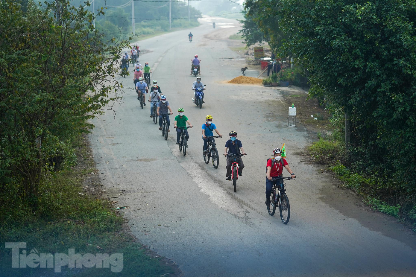 Sáng sớm, khi sương vẫn chưa tan thì du khách đã bắt đầu nhấn bàn đạp những vòng xe đầu tiên khám phá "đất Thép" Củ Chi.