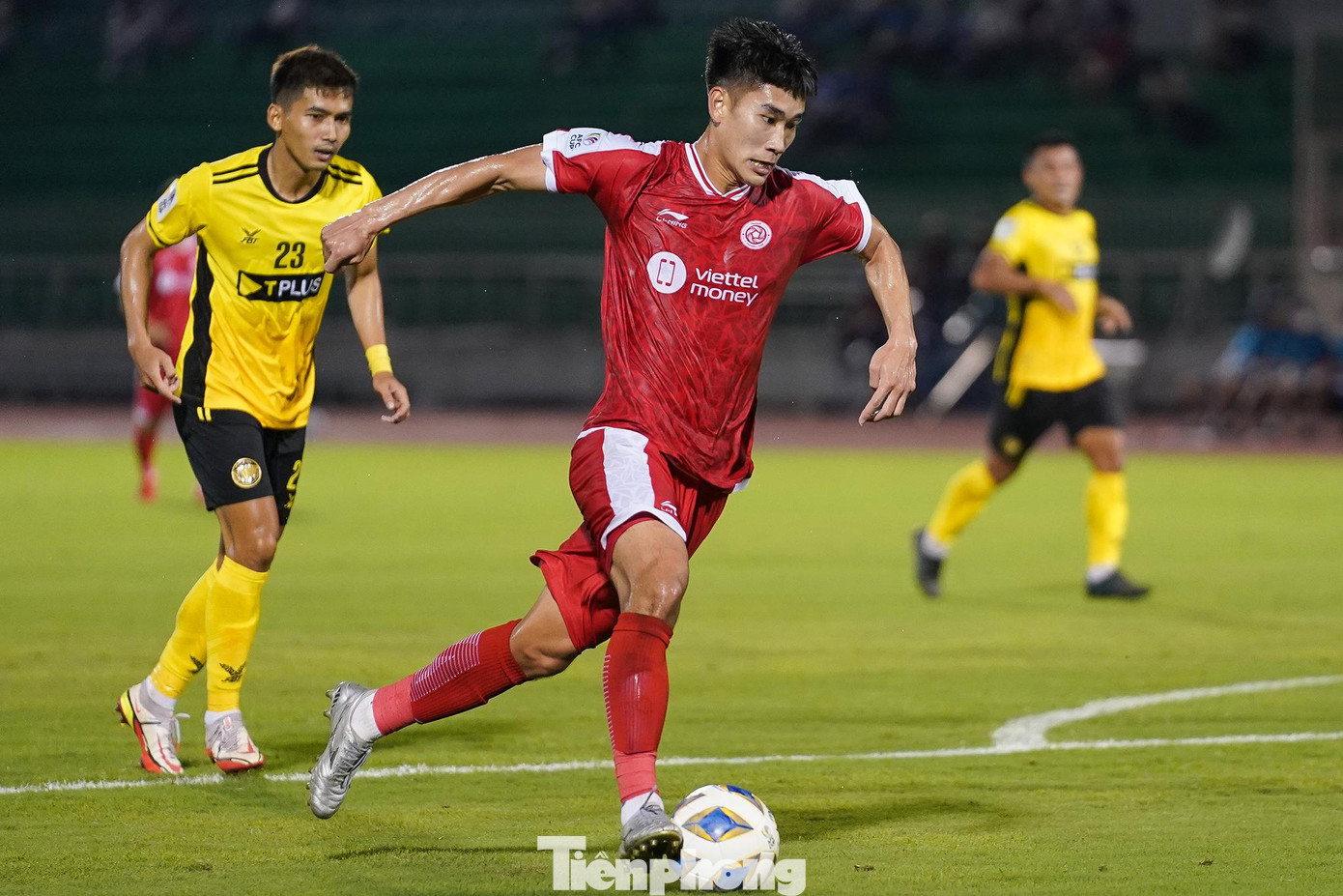 Nhâm Mạnh Dũng được tung vào sân hiệp hai và góp một bàn thắng.