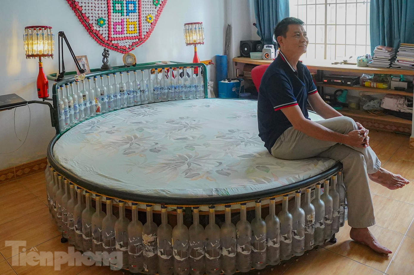 Chiếc giường hình tròn rộng 2m20, được làm từ hàng trăm vỏ chai rượu của hai vợ chồng cũng được ông tỉ mẩn làm 2 năm nhân dịp kỷ niệm 10 năm ngày cưới. “Thời gian làm chiếc giường này rất lâu bởi phải gom góp chai lọ, lên ý tưởng… nhưng khi hoàn thành xong tôi thấy rất vui. Bởi đã chinh phục được cái khó khi làm sản phẩm từ chai lọ và đặc biệt chiếc giường này ngày nào cũng gắn bó với mình nên với tôi đây là sản phẩm ý nghĩa nhất”, ông Bình chia sẻ.