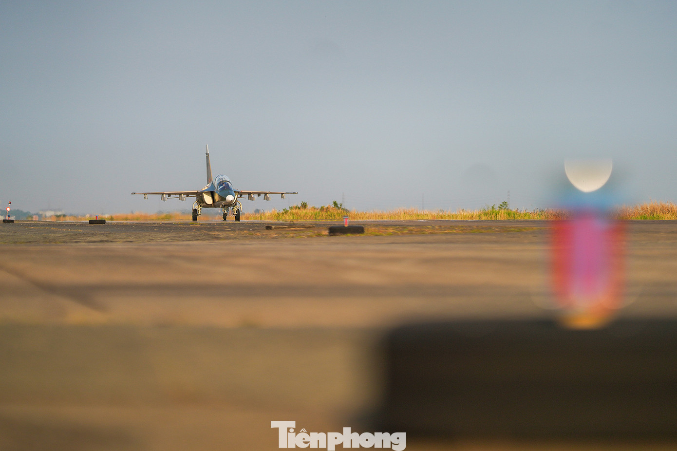 Yak-130 chạy đà trên đường băng, chuẩn bị cất cánh.