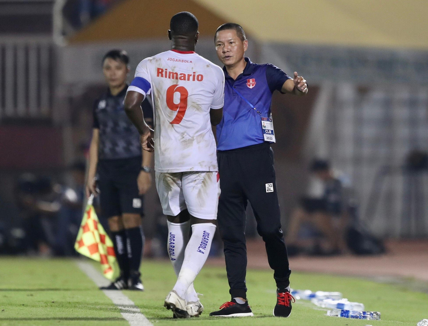 HLV Chu Đình Nghiêm chia vui cùng Rimario sau cú đá phạt đền thành công.