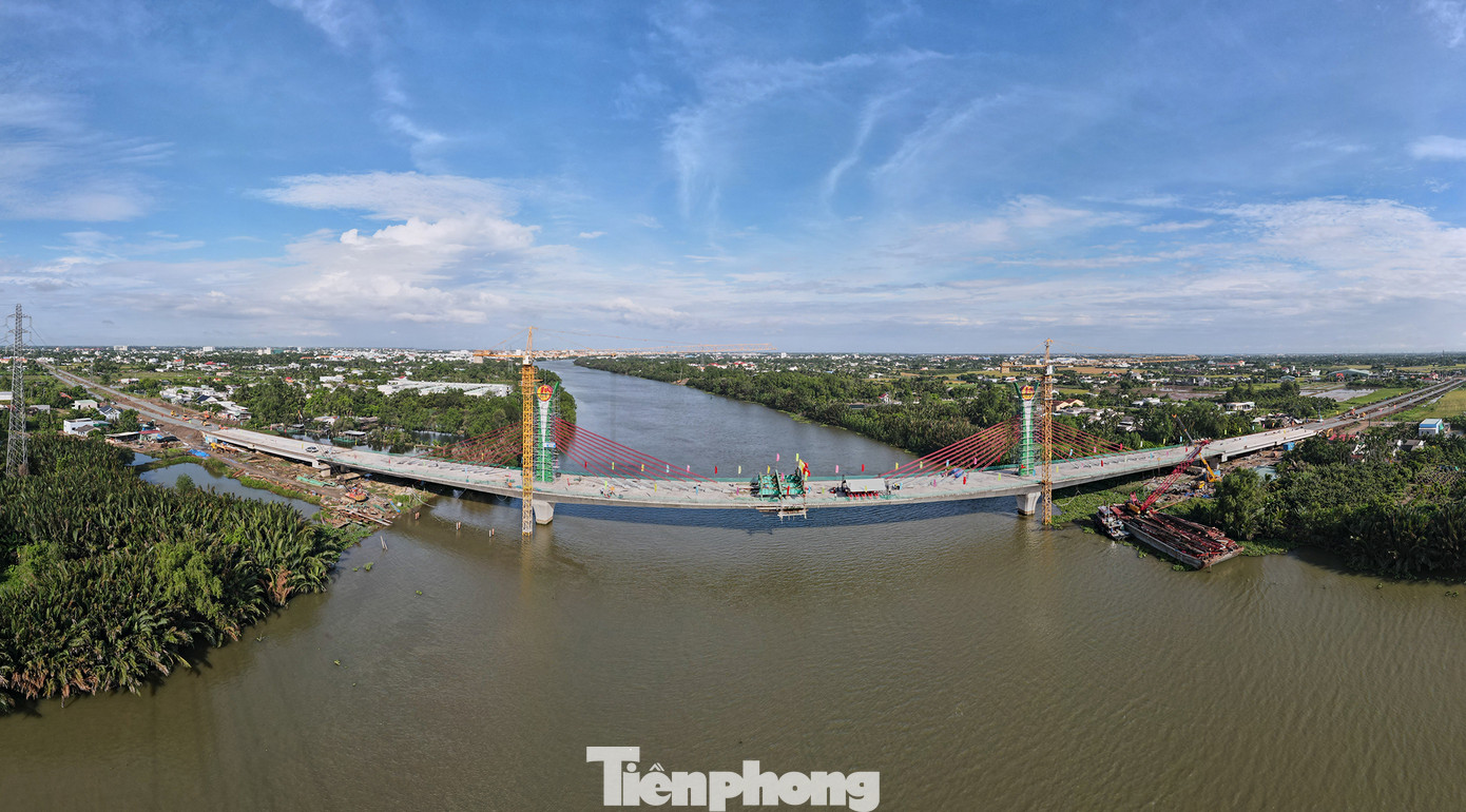 Cầu bắc qua sông Vàm Cỏ Tây là hợp phần quan trọng để nối liền tuyến đường Vành đai thành phố Tân An, kết nối giao thông với các huyện lân cận. Cầu bắc qua sông Vàm Cỏ Tây là hợp phần quan trọng để nối liền tuyến đường Vành đai thành phố Tân An, kết nối giao thông với các huyện lân cận.