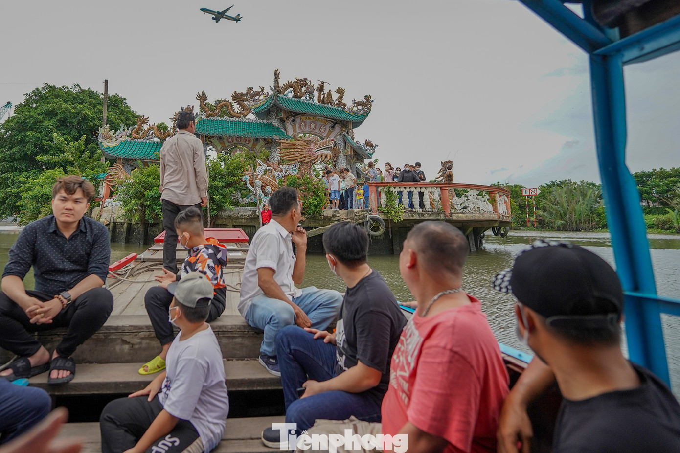 Có tích còn kể, cách đây gần hai trăm năm, một ngư phủ quăng lưới đánh cá trên dòng sông Bến Cát (thuộc xã Hạnh Thông, tổng Bình Trị Thượng huyện Gò Vấp, tỉnh Gia Định) đã vớt được một pho tượng mà lúc ấy người ta cho rằng đó là tượng Bà Thủy Tề. Từ đó, dân chúng trong vùng lập ngôi miếu thờ Bà trên cù lao bỏ hoang để cầu cho mưa thuận gió hòa, thuyền bè đi về bình an.