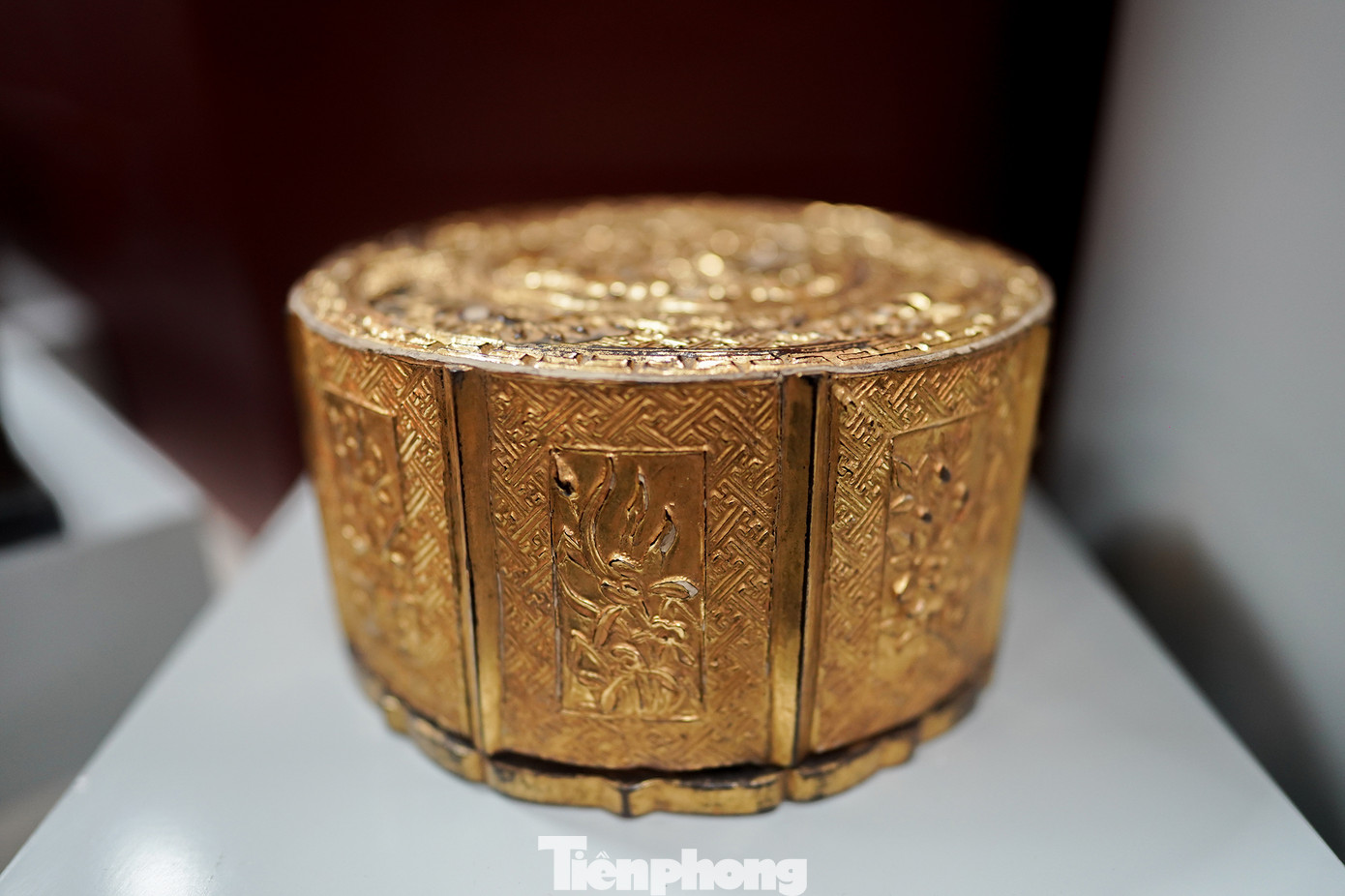 Một chiếc hộp gỗ &quot;sơn son thếp vàng&quot; đẹp không thua đồ kim loại.
