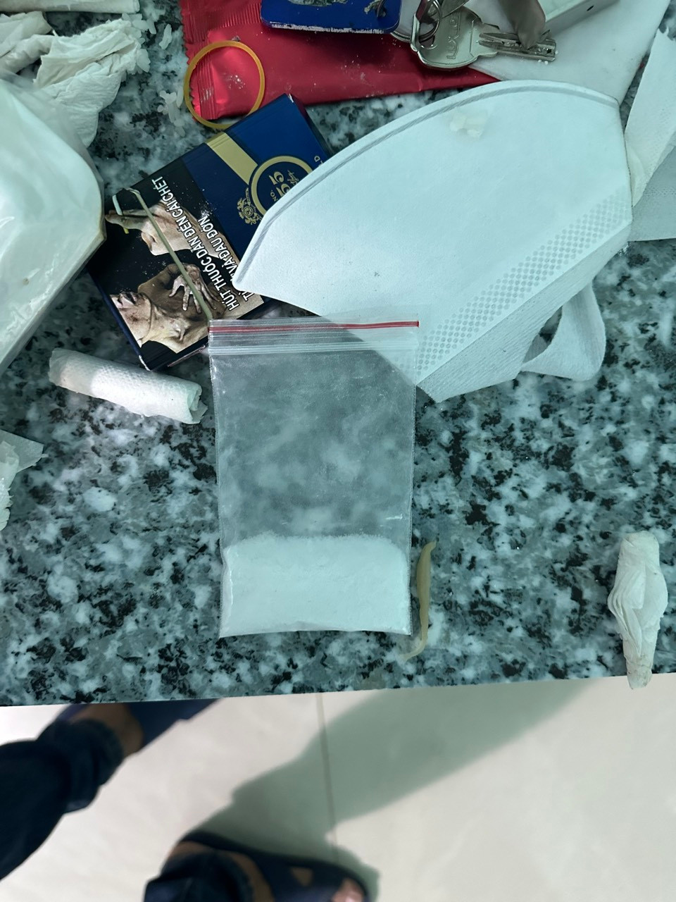 Gói nylon tinh thể không màu nghi ma túy dạng ketamine.