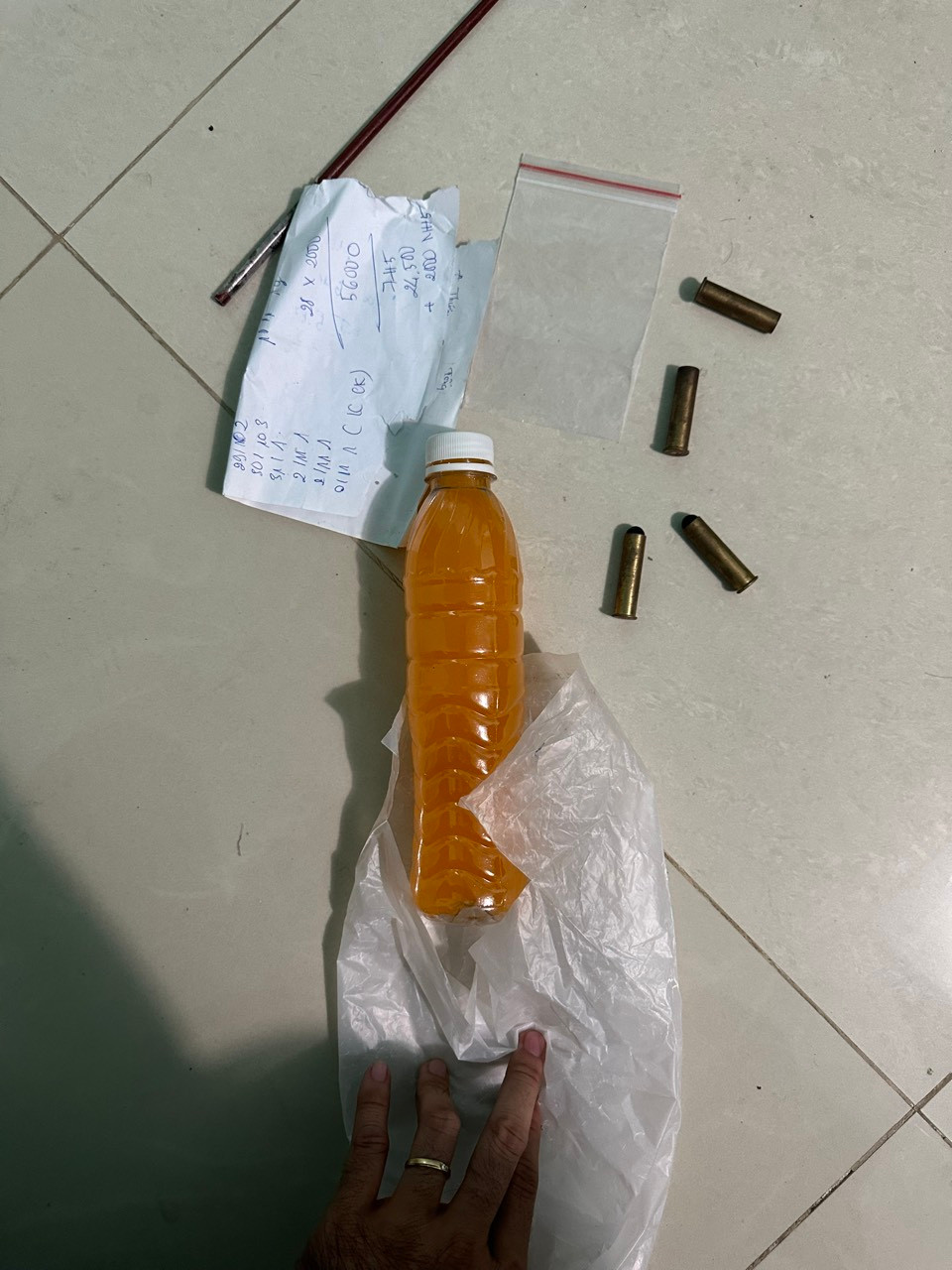 Chai nhựa chứa chất nghi ma túy dạng nước.