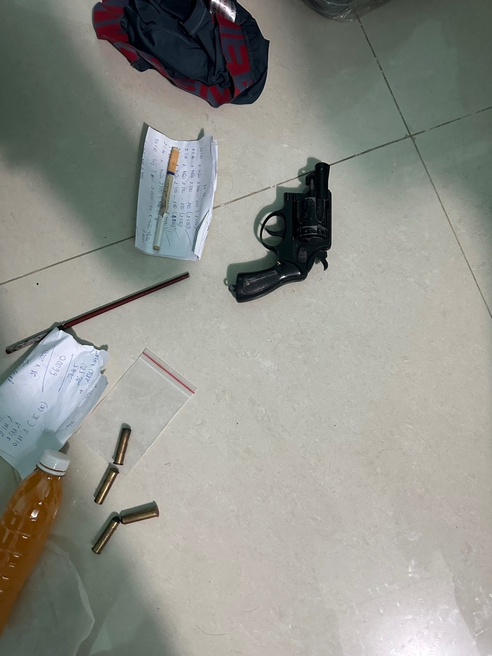 Súng và đạn tại phòng trọ các đối tượng.