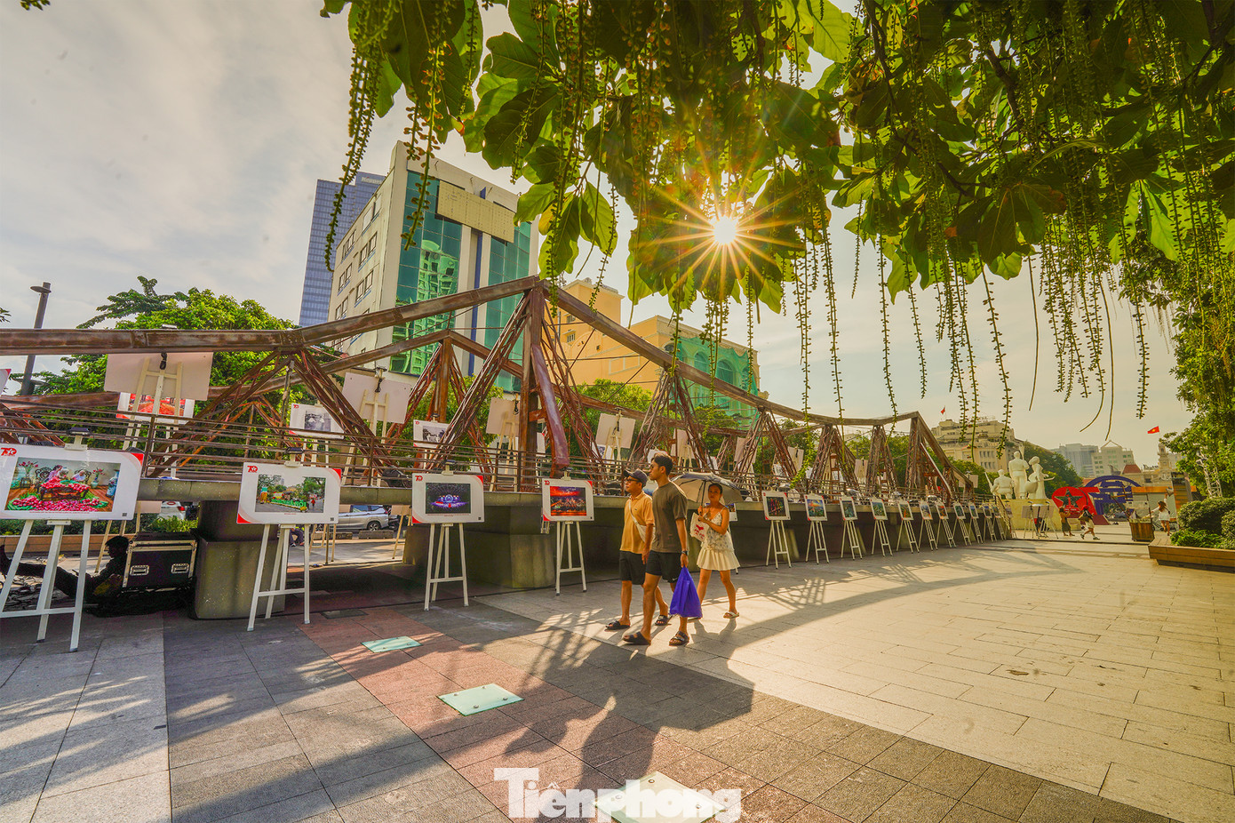 Theo BTC, sự kiện mang đến bức tranh sống động về thủ đô qua phim phóng sự, trình diễn nghệ thuật với sự tham gia của nghệ sĩ Hà Nội và TPHCM. "Tôi thật sự ấn tượng với những thiết kế đang trưng bày tại đây. Lướt qua sự kiện, tôi càng háo hức hơn cho chuyến khám phá thủ đô Hà Nội vào đầu tháng tới. Tôi đã ghi chú lại các địa danh trưng bày ở đây để khám phá lần lượt. Tôi thực sự nôn nao", anh Smith, du khách người Australia chia sẻ.