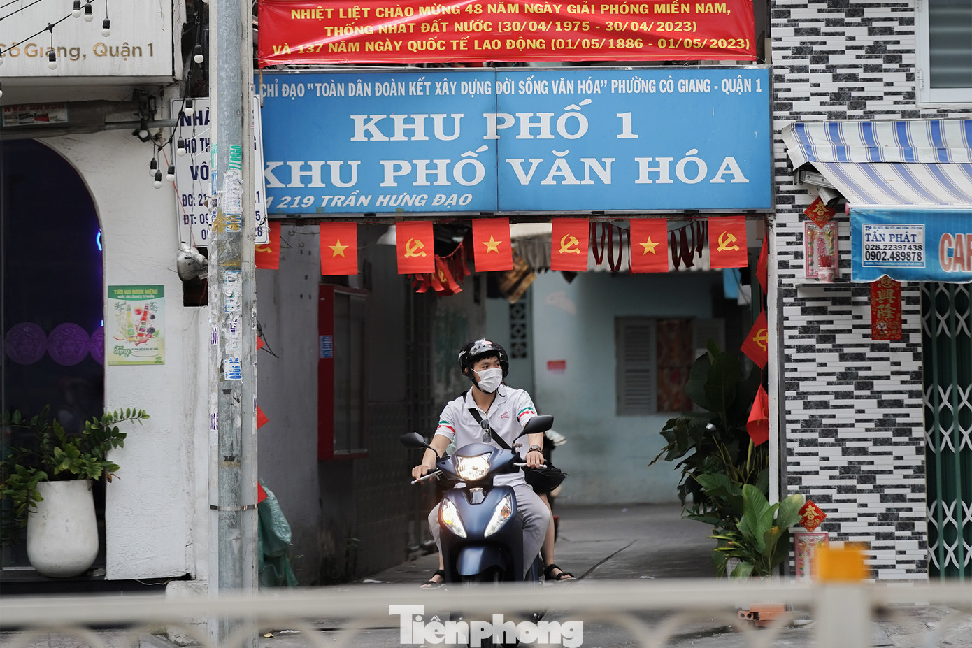 Con hẻm nhỏ trên đường Trần Hưng Đạo trang trí chào mừng đại lễ...