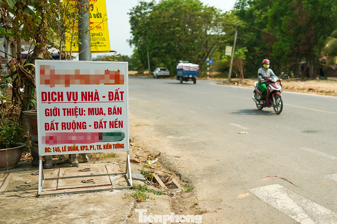 Dịch vụ môi giới nhà đất nở rộ thời gian qua bên trong khu đô thị.