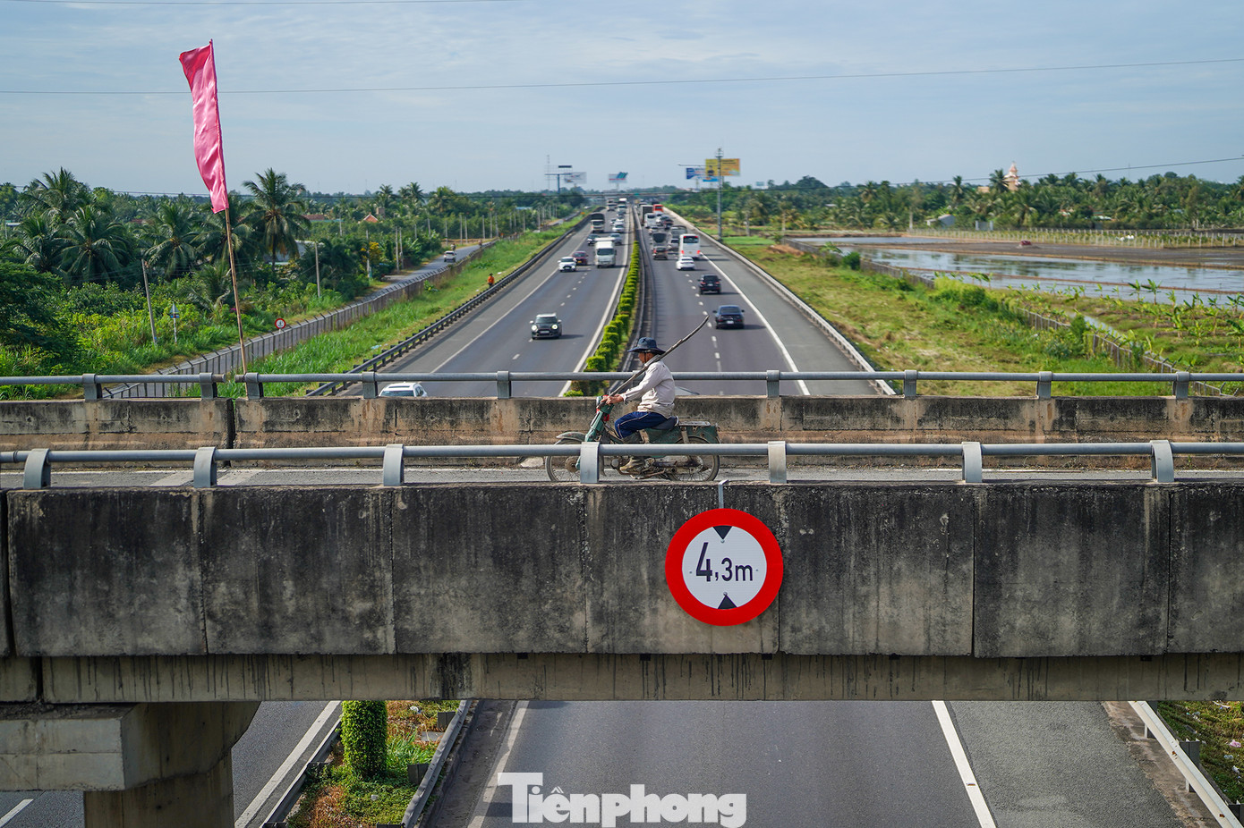 Dự án có vận tốc thiết kế 60 km/h, tải trọng thiết kế đường trục đơn 12 tấn, tải trọng thiết kế cầu HL93, quy mô từ 4-6 làn xe, nền đường rộng 25-33m. Tổng mức đầu tư của dự án hơn 3.100 tỷ đồng, trong đó chi phí đầu tư xây dựng hơn 1.660 tỷ đồng, chi phí giải phóng mặt bằng hơn 1.440 tỷ đồng. Dự án được chia làm 13 gói thầu thi công xây dựng, những gói thầu đầu tiên được khởi công từ cuối năm 2019.
