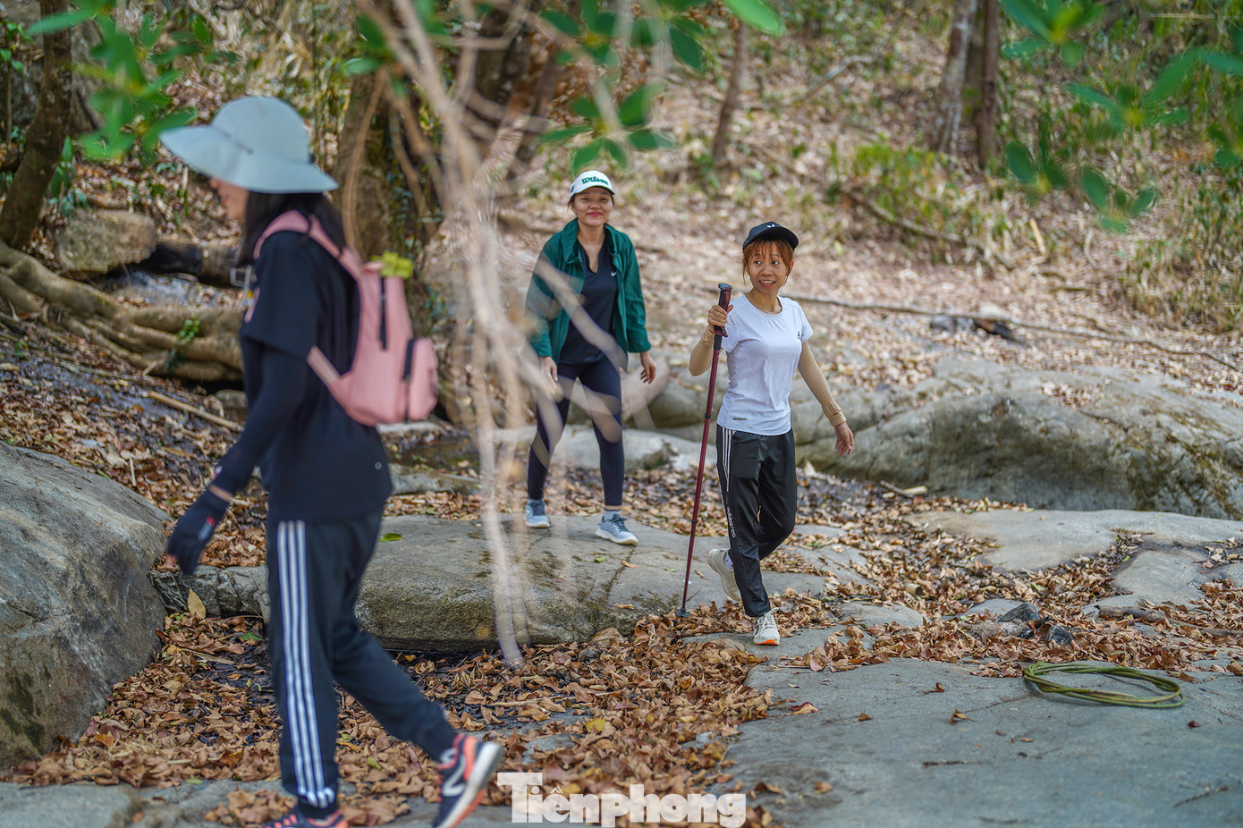 Nếu là một người đam mê trekking thì Đa Mi cũng là một địa điểm bạn có thể thử sức. Bạn có thể tham khảo lộ trình xuất phát từ xã Đa Mi, đi bộ khoảng 7 km với những con đường dốc và khá gập ghềnh. Nếu đi từ đảo Du Mục, du khách được đò đưa qua điểm tập kết, đi cung đường khoảng 3km là có thể lên được suối Đá Bàn. Nếu là một người đam mê trekking thì Đa Mi cũng là một địa điểm bạn có thể thử sức. Bạn có thể tham khảo lộ trình xuất phát từ xã Đa Mi, đi bộ khoảng 7 km với những con đường dốc và khá gập ghềnh. Nếu đi từ đảo Du Mục, du khách được đò đưa qua điểm tập kết, đi cung đường khoảng 3km là có thể lên được suối Đá Bàn.