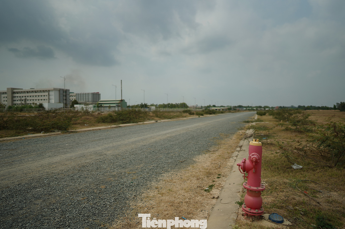 Dự án Khu đô thị sân bay vi phạm quy định tại khoản 1 Điều 5 Nghị định số 100/2015: &quot;Chủ đầu tư dự án phát triển nhà ở thương mại, dự án đầu tư phát triển đô thị, không phân biệt quy mô diện tích đất (bao gồm cả dự án đầu tư xây dựng theo hình thức xây dựng - chuyển giao (BT) và hình thức xây dựng - kinh doanh - chuyển giao (BOT) tại các đô thị từ loại 3 trở lên và khu vực quy hoạch là đô thị từ loại 3 trở lên phải dành 20% tổng diện tích đất ở trong các đồ án quy hoạch chi tiết hoặc tổng mặt bằng được cơ quan có thẩm quyền phê duyệt, đã đầu tư xây dựng hệ thống hạ tầng kỹ thuật dành để xây dựng nhà ở xã hội&quot;.