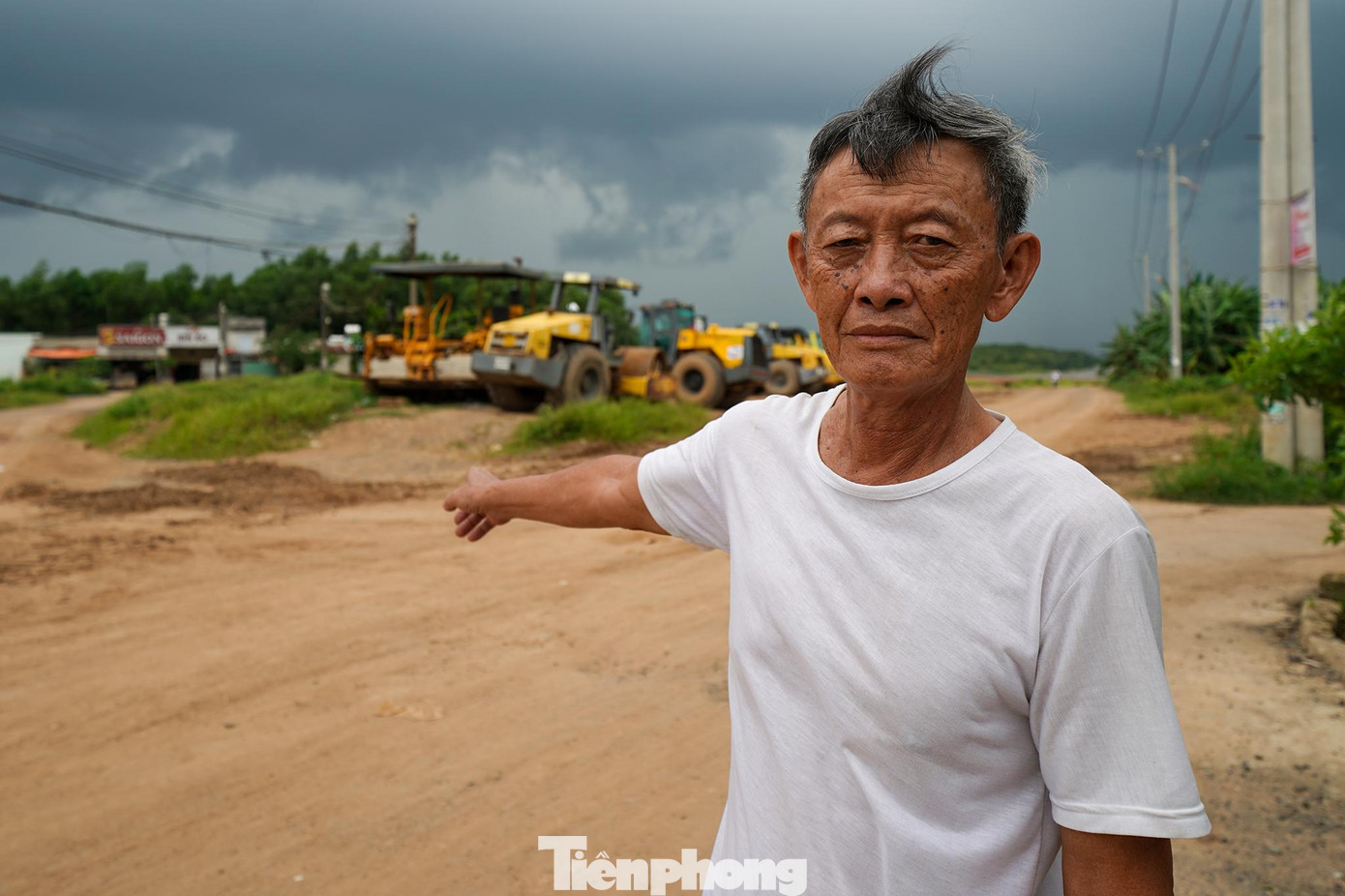 Ông Trần Quang (75 tuổi), ngụ tổ 11, ấp 1C, xã Phước Thái, huyện Long Thành xúc động: &quot;Tôi thấy rất vui khi tiến độ nhanh hơn khoảng thời gian trước và tôi rất mong công trình hoàn thành sớm để không còn cảnh bụi bặm. Con đường này thông xe thì việc đi lại, vận chuyển hàng hoá nhanh lắm&quot;.