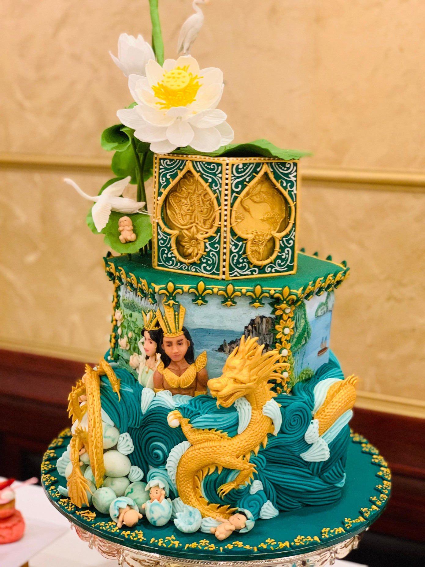 Tỉ mỉ từng đường nét chạm khắc, tạo hình tác phẩm. Phần thi của Đức gây ấn tượng mạnh với ban giám khảo vì sự tinh tế của bánh mô hình và sự chỉn chu của các loại bánh tây về hình thức cũng như khẩu vị.