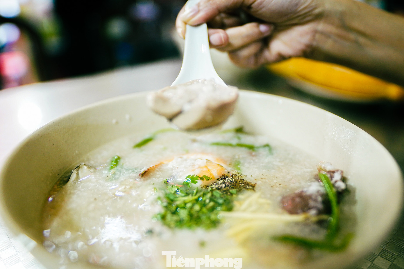 Cháo tại đây được chế biến theo phong cách người Tiều (gốc Triều Châu, Trung Quốc). Có nhiều món ăn kèm cùng cháo như xương heo, lòng, trứng, thịt viên... thực khách có thể tuỳ ý lựa chọn.