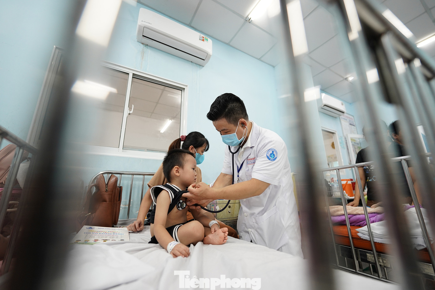 Sau 2 ngày sốt cao khó hạ, bé V.H (4 tuổi, ngụ tại Quận 4 TPHCM) được gia đình đưa đến Bệnh viện nhi Đồng 1 thăm khám. Các kết quả kiểm tra lâm sàng và xét nghiệm, bác sĩ chẩn đoán trẻ mắc bệnh tay chân miệng độ 2B có nguy cơ trở nặng nên phải nhập viện điều trị. Chị V.T.T (mẹ bệnh nhi) cho biết: “Gần nhà cũng có một số trẻ mắc bệnh nên khi con có biểu hiện sốt cao kèm nổi bóng nước ở bàn tay, bàn chân tôi đã nghĩ ngay đến bệnh tay chân miệng. Tôi không ngờ bệnh diễn tiến nhanh khiến bé trở nặng phải nhập viện. Sau 3 ngày được điều trị, sức khỏe của bé đã tạm ổn”.