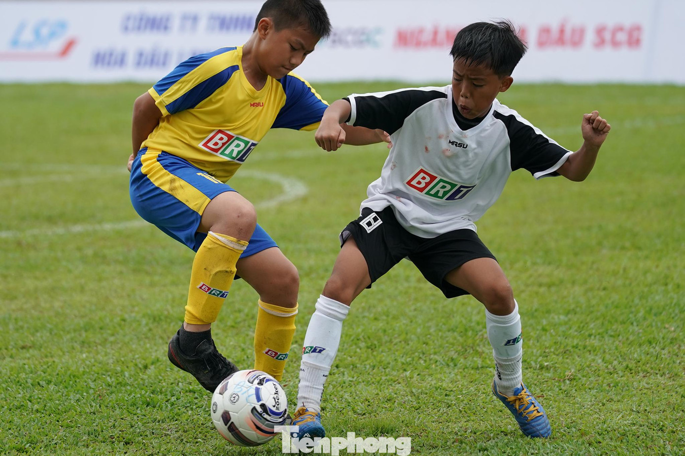 U11 TP Vũng Tàu (áo vàng) thắng áp đảo U11 huyện Long Điền 4-0 trong trận khai mạc.