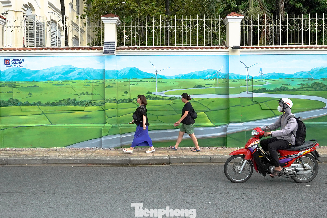 Bức tranh tái hiện cánh đồng điện gió Đầm Nại ở tỉnh Ninh Thuận. Mỗi mùa, cánh đồng điện gió Đầm Nại lại mang vẻ đẹp khác nhau. Thời điểm lý tưởng để chiêm ngưỡng cánh đồng điện gió Đầm Nại là chiều muộn, khoảng 30 phút trước khi mặt trời lặn hẳn.