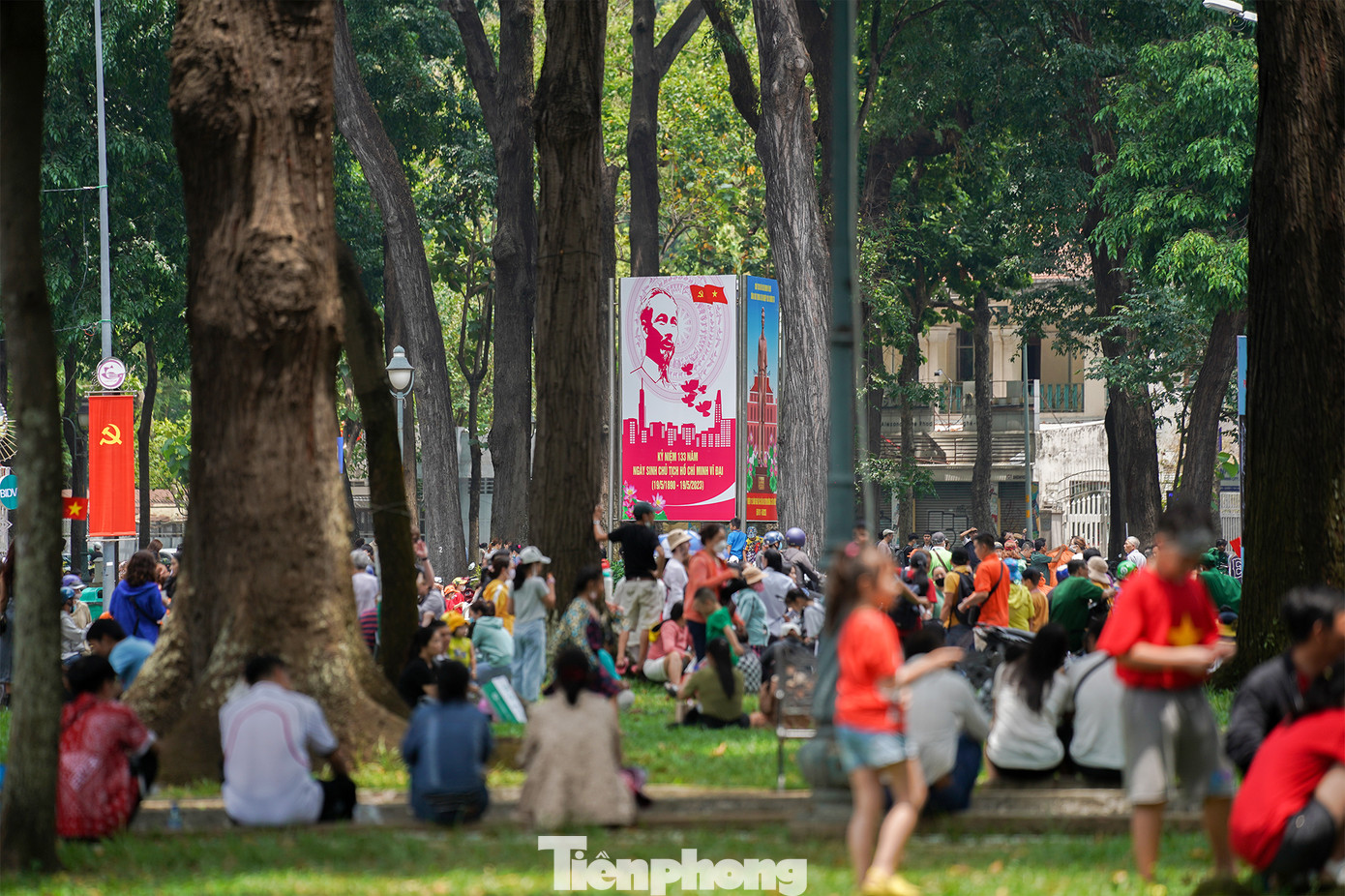 Khu vực công viên đối diện hội trường Thống Nhất đông nghịt người dân đi chơi lễ và "trốn" nắng.