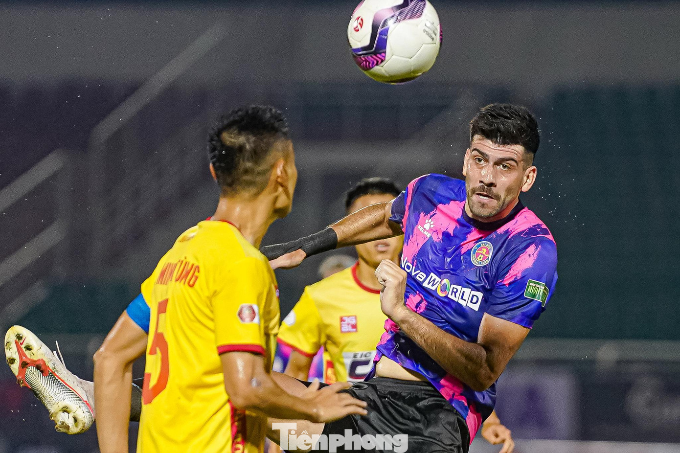 Phải đến phút 25, Sài Gòn FC mới tạo ra được tình huống đáng chú ý đầu tiên. Cũng trong một tình huống phạt góc, Đỗ Merlo bật cao đánh đầu dũng mãnh đi chệch khung thành Thanh Hóa trong gang tấc. Phải đến phút 25, Sài Gòn FC mới tạo ra được tình huống đáng chú ý đầu tiên. Cũng trong một tình huống phạt góc, Đỗ Merlo bật cao đánh đầu dũng mãnh đi chệch khung thành Thanh Hóa trong gang tấc.