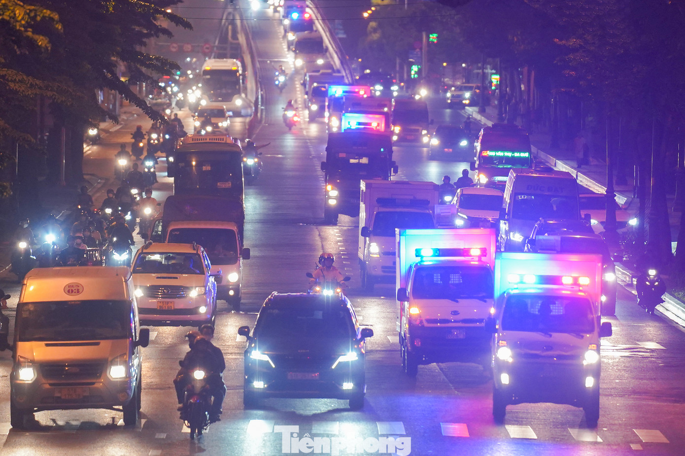 Vào các ngày trong tuần, khoảng 6 giờ sáng, hàng chục xe chở phạm nhân vụ án Vạn Thịnh Phát xuất hiện hàng dài trên trục đường hướng từ trại giam về TAND TPHCM.