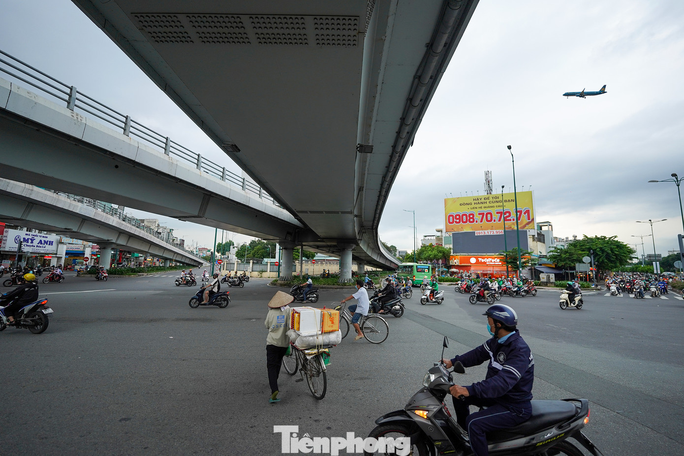 Đây là tổ hợp thiết kế cầu theo chữ N nhìn rất độc đáo, tạo điểm nhấn cho du khách quốc tế khi cầu này nằm ngay sân bay Tân Sơn Nhất.