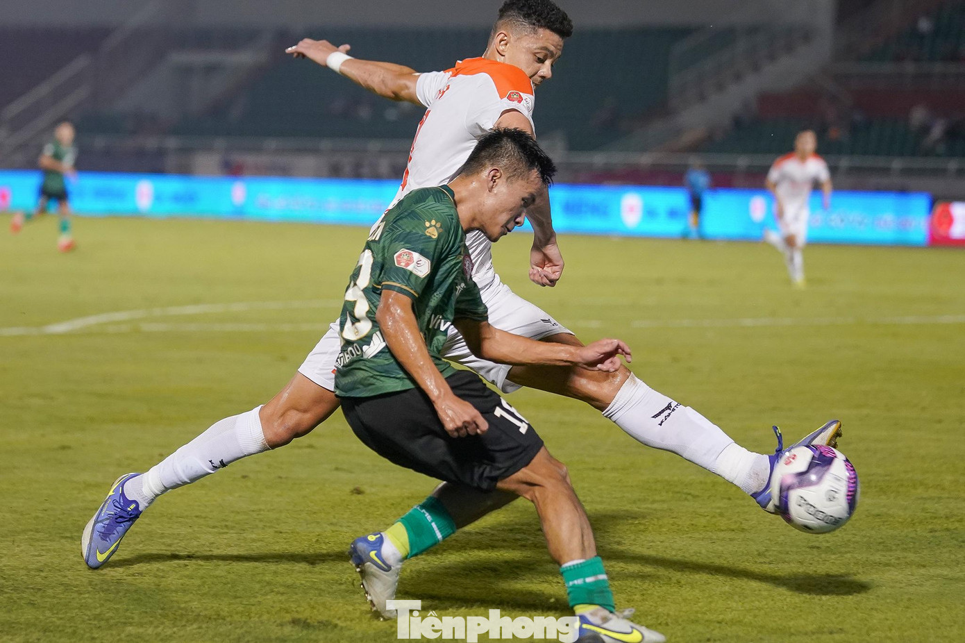 Chỉ ít phút cuối hiệp 1, đội bóng sông Hàn mất cả 2 ngoại binh là Claudir và Walisson. Điều này khiến HLV Phan Thanh Hùng buộc phải có những sự thay đổi bất đắc dĩ trong đội hình. Sau cú cản phá này, Walisson chấn thương nặng ở cơ đùi.