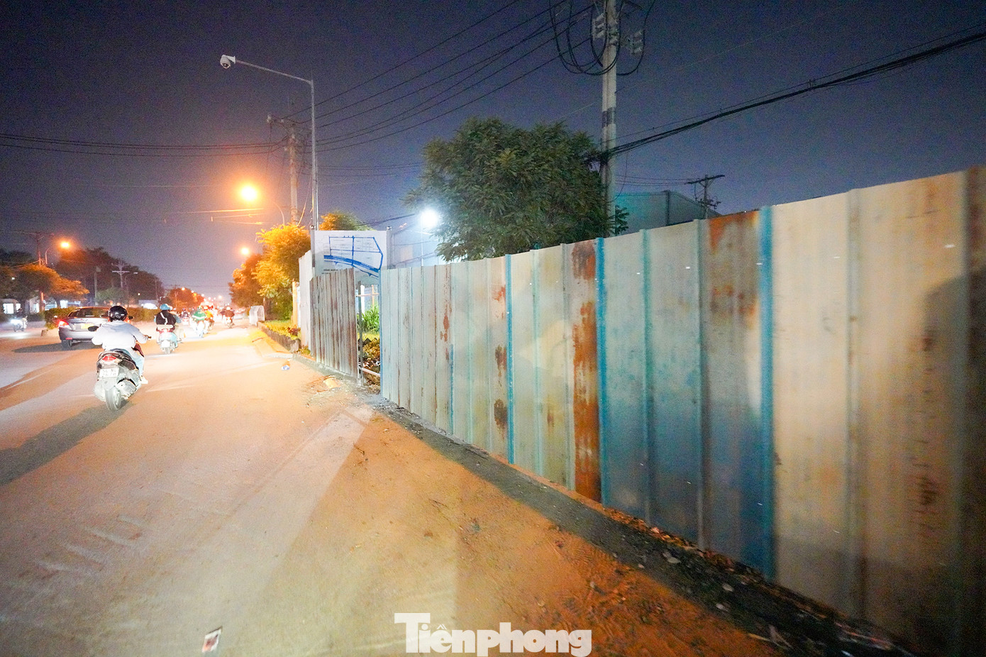 Hình ảnh ảnh ghi nhận tối 11/10, khi vực này đã được quây kín bằng hàng rào.