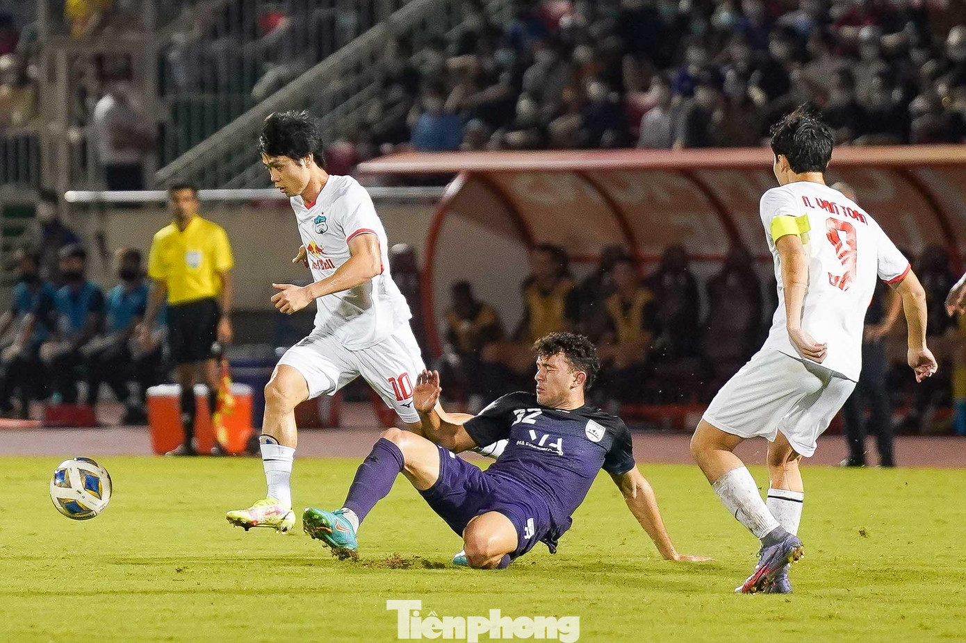 Phút 52, Công Phượng chuyền bóng phản công cho Văn Toàn nhưng sau đó tiền đạo này đã xử lý hỏng, để mất bóng một cách đáng tiếc.