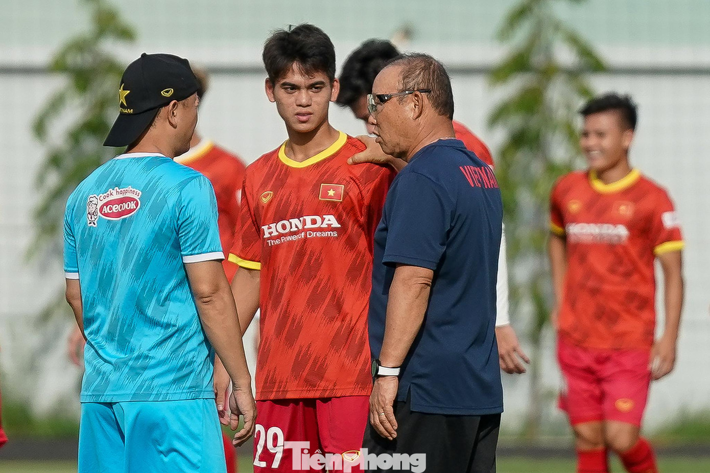 Cách đây vài tháng, cầu thủ khi ấy vẫn đang ở tuổi 19 và chưa một lần chơi ở V-League khó có thể tưởng tượng anh sẽ sớm chung phòng thay đồ với Quế Ngọc Hải, Đỗ Hùng Dũng hay Nguyễn Công Phượng. Nhiều người gọi Văn Khang là “Quang Hải 2.0”. Không khó để nhìn ra sự tương đồng. Cả hai đều sở hữu kèo trái cực khéo, nhanh nhẹn, sáng tạo, tư duy sắc bén và rất giỏi khám phá không gian. Nhưng trên hết là bản lĩnh thi đấu. Như Quang Hải, cầu thủ từng được gọi lên tuyển U19 khi mới 16 tuổi không bị ngợp ở những sân chơi lớn và giáp mặt với các đối thủ lớn.