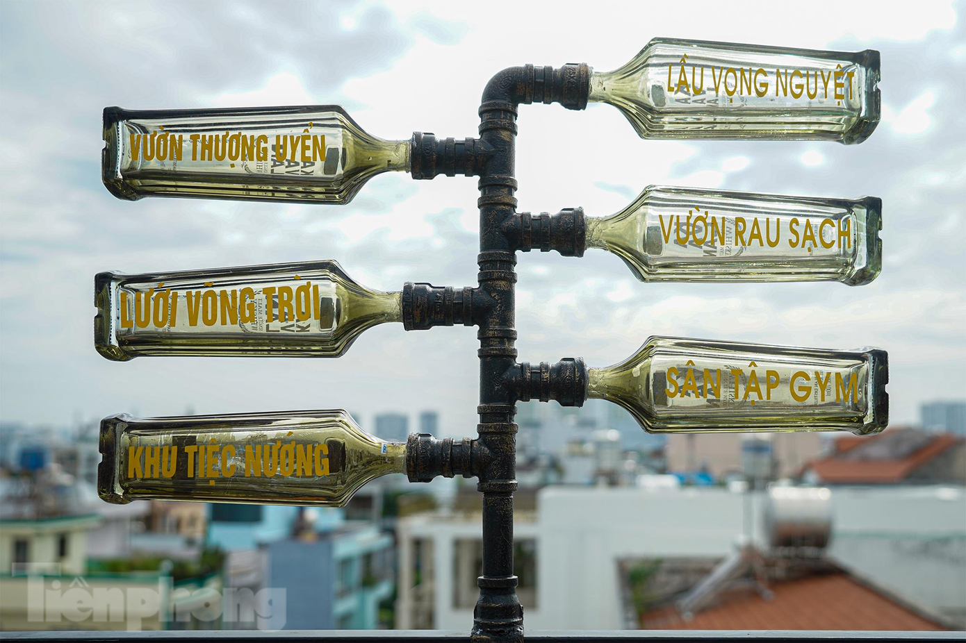 Biết được niềm đam mê đó, bạn bè thường tặng ông những vỏ chai rượu độc đáo.