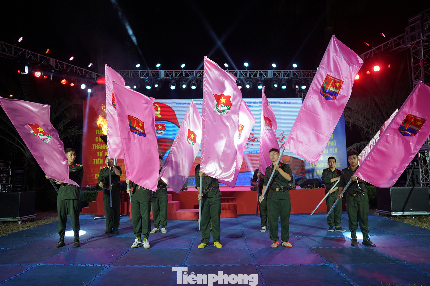 Đoàn viên thực hiện nghĩa vụ phất cao ngọn cờ Đoàn như phất cao trang sử vẻ vang của tổ chức Đoàn, thể hiện tính kế thừa trong truyền thống xây dựng, chiến đấu và trưởng thành của cán bộ đoàn và đoàn viên thanh niên CA TPHCM.