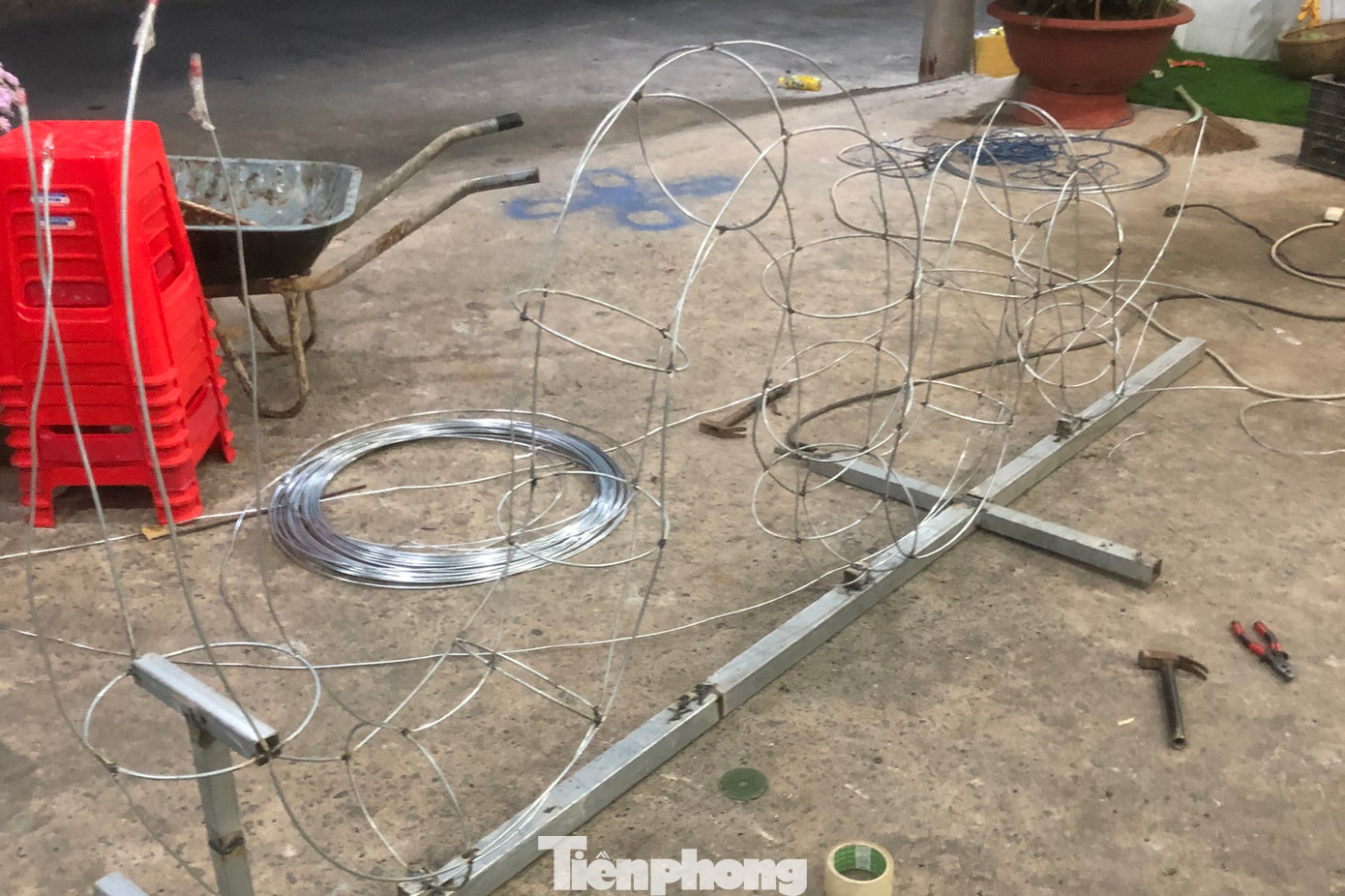 Khung sườn bên trong chú rồng dùng để đính bánh, kẹo lên. Ảnh: Gia đình cung cấp.