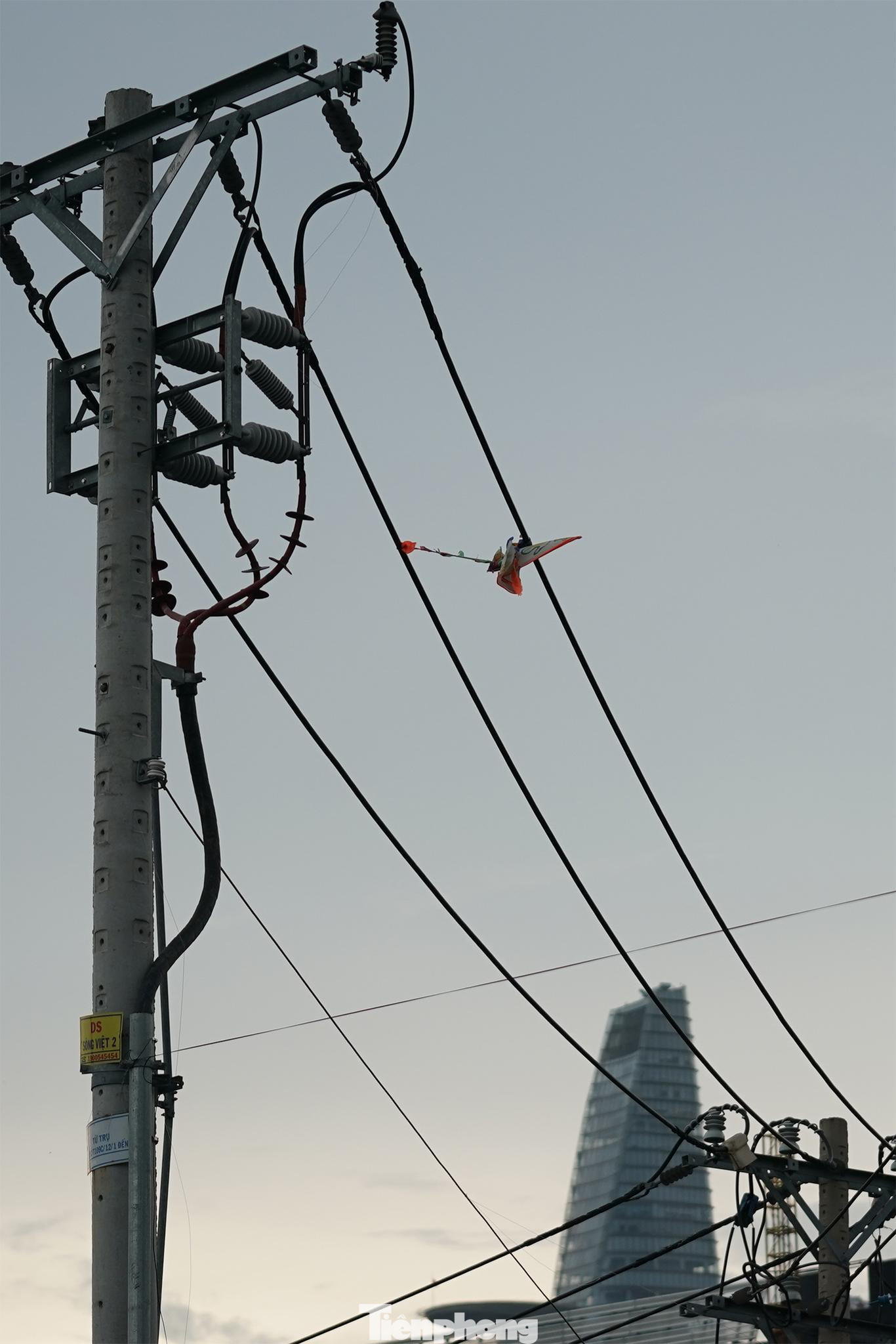 Nếu người chơi diều cố gắng giữ dây rất dễ dẫn đến tình trạng phóng điện, ảnh hưởng đến tính mạng. Đã có những trường hợp diều bay vướng vào đường dây điện đang vận hành gây ra chập điện, cháy nổ gây thiệt hại rất lớn. Người chơi diều có thể bị điện giật, ảnh hưởng đến tính mạng nếu cố tình trèo lên cột điện để gỡ diều bị vướng, ngoài ra còn làm hư hỏng thiết bị điện lưới mà nghiêm trọng hơn là gây mất điện cả khu vực, ảnh hưởng đến đời sống sinh hoạt, sản xuất, kinh doanh của người dân. Nếu người chơi diều cố gắng giữ dây rất dễ dẫn đến tình trạng phóng điện, ảnh hưởng đến tính mạng. Đã có những trường hợp diều bay vướng vào đường dây điện đang vận hành gây ra chập điện, cháy nổ gây thiệt hại rất lớn. Người chơi diều có thể bị điện giật, ảnh hưởng đến tính mạng nếu cố tình trèo lên cột điện để gỡ diều bị vướng, ngoài ra còn làm hư hỏng thiết bị điện lưới mà nghiêm trọng hơn là gây mất điện cả khu vực, ảnh hưởng đến đời sống sinh hoạt, sản xuất, kinh doanh của người dân.