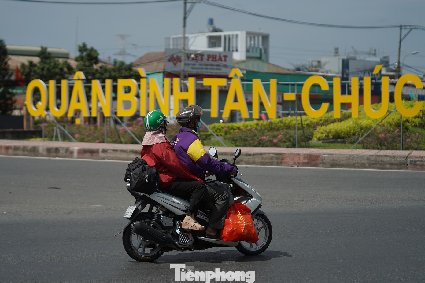 Đặt tên đường Lê Đức Anh cho đoạn Quốc lộ 1, từ nút giao thông An Sương đến vòng xoay An Lạc, thuộc địa bàn quận 12, huyện Hóc Môn, quận Bình Tân. Tuyến đường có chiều dài 14.250m, lộ giới 120m.