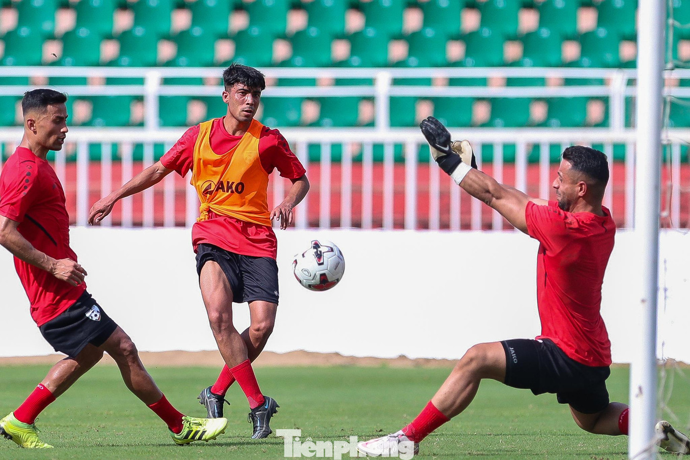 Đội tuyển Afghanistan chọn ĐT Việt Nam để có được màn thử lửa chất lượng nhất, qua đó tự tin hơn trên hành trình giành vé đến Cúp châu Á 2023. So với các đối thủ ở vòng loại, rõ ràng Việt Nam là “quân xanh” đẳng cấp của Afghanistan, nếu không muốn nói là nhỉnh hơn 3 đối thủ sắp tới. Vì dù sao, Việt Nam cũng đã góp mặt ở vòng loại thứ 3 World Cup 2022 khu vực châu Á và sẽ chắc chắn có vé đi Asian Cup 2023.