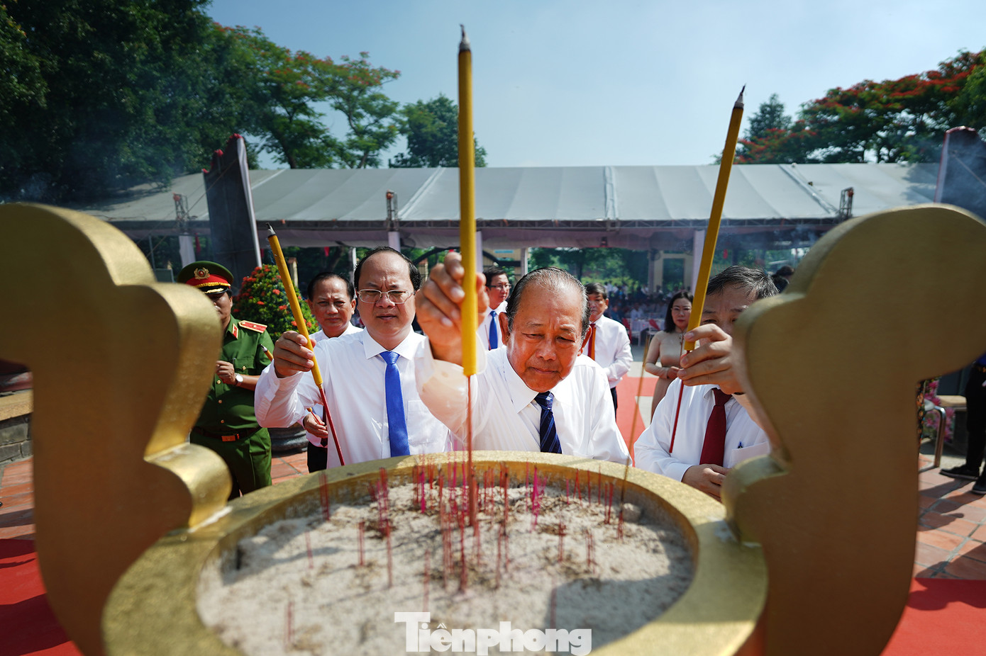 Dẫn đầu viếng và dâng hương tại trong lễ giỗ lần thứ 55 của 32 dân công tại Khu tưởng niệm dân công hoả tuyến là ông Trương Hoà Bình - nguyên Phó Thủ tướng Thường trực Chính phủ.