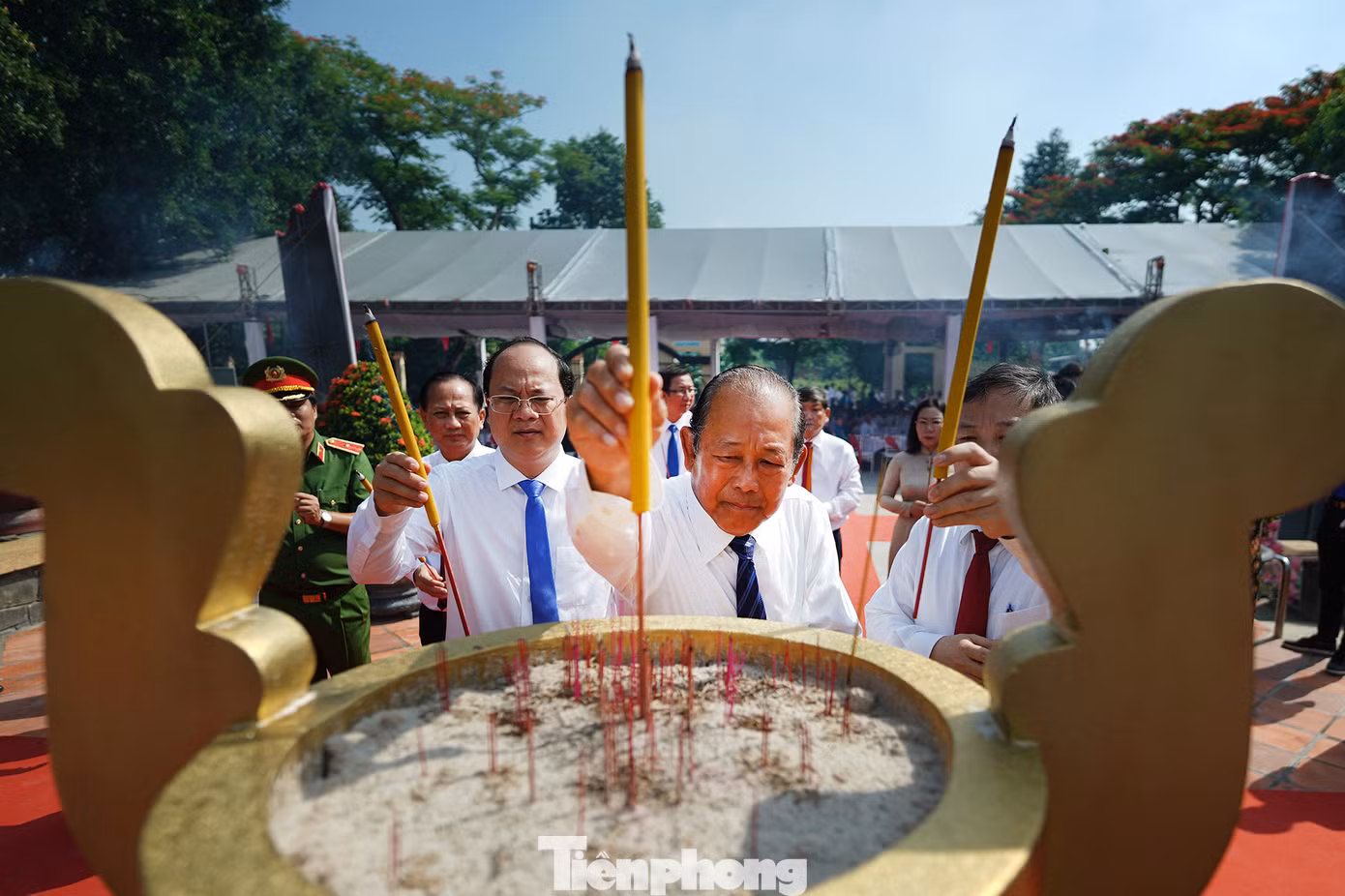 Dẫn đầu viếng và dâng hương tại trong lễ giỗ lần thứ 55 của 32 dân công tại Khu tưởng niệm dân công hoả tuyến là ông Trương Hoà Bình - nguyên Phó Thủ tướng Thường trực Chính phủ.