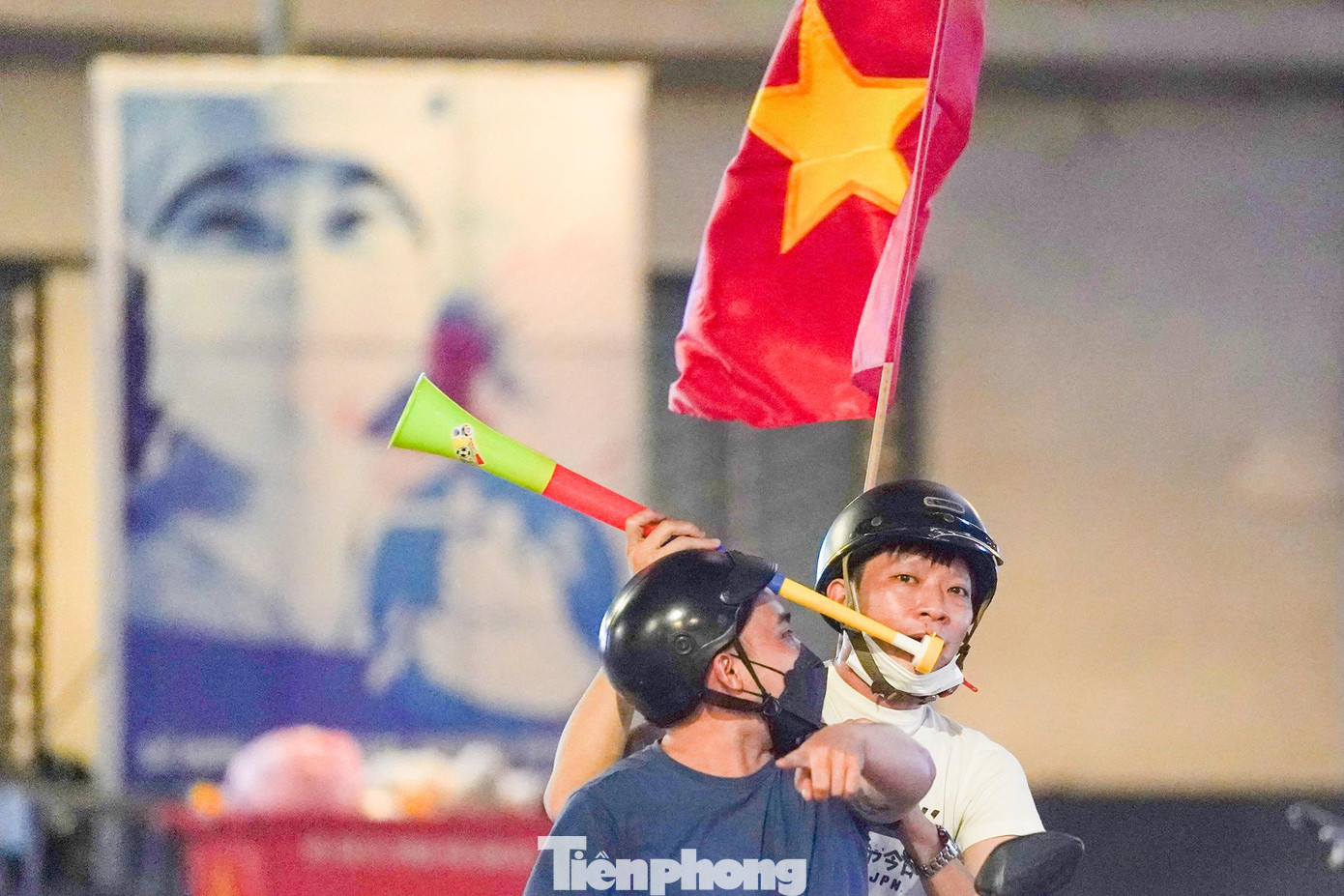 Với nhiều người dân thành phố, hôm nay rất ý nghĩa khi được hoà vào không khí của &quot;chiến thắng kép&quot;.