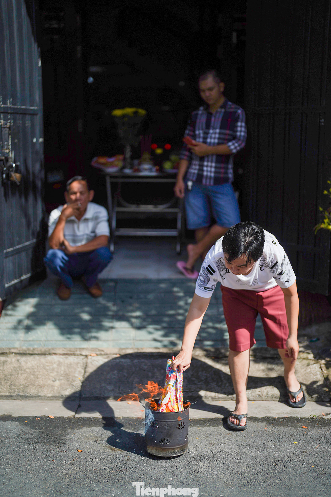 Mâm cỗ hóa vàng thường được gia chủ cúng vào ngày mùng 3 Tết, thông thường lễ cúng vào buổi chiều, nghĩa là cuối ngày thứ 3 ông bà về nhà ăn Tết với con cháu. Tuy nhiên cũng tùy điều kiện mỗi gia đình, có khi lễ cúng đưa ông bà được tiến hành vào buổi trưa mùng 3 hoặc trong ngày mùng 4 Tết. Đây chính là bữa cỗ mặn cuối cùng có tính nghi lễ thờ cúng Tổ tiên.