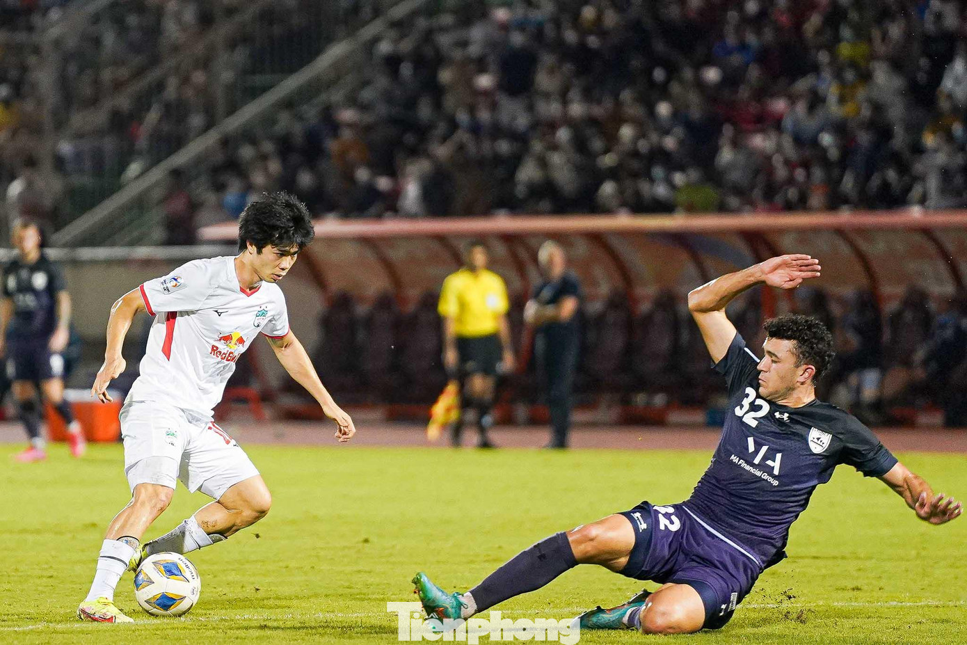 Dù có đôi chút lép vế trong hiệp 2 nhưng các cầu thủ HAGL thi thoảng vẫn tạo ra được những pha bóng nguy hiểm về phía khung thành của Sydney FC.