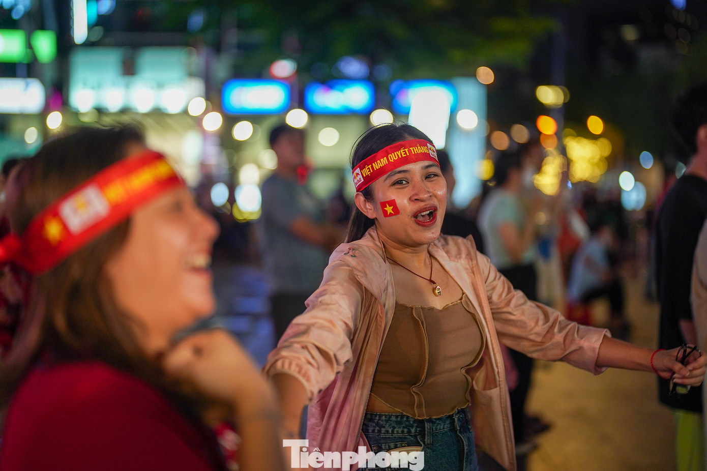 Một số khán giả không tìm được hàng ghế đầu cũng quẩy tưng bừng phía sau.