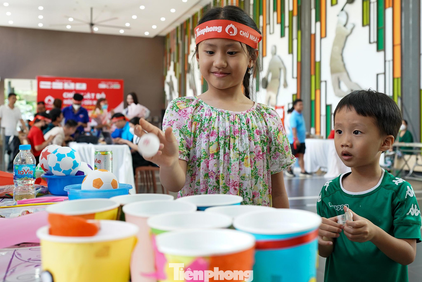 Hai chị em Gia Hân đọc sách xong qua chơi ném banh, đổi bong bóng