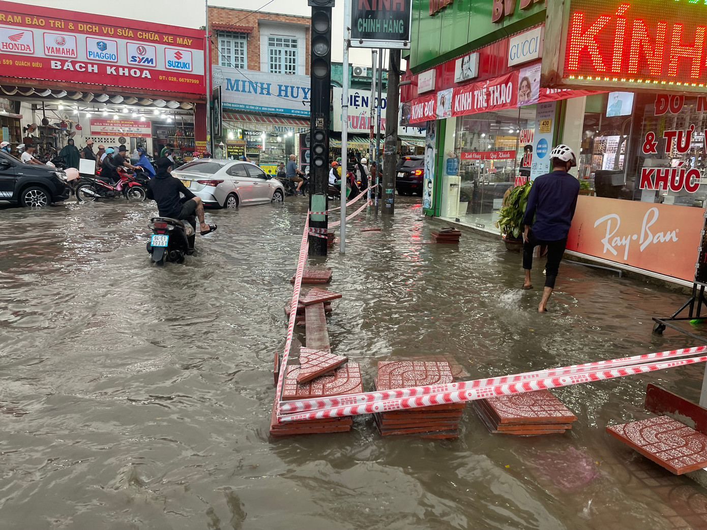 Tuyến đường Quách Điêu (xã Vĩnh Lộc A, huyện Bình Chánh) chìm trong biển nước. Tuyến đường Quách Điêu (xã Vĩnh Lộc A, huyện Bình Chánh) chìm trong biển nước.