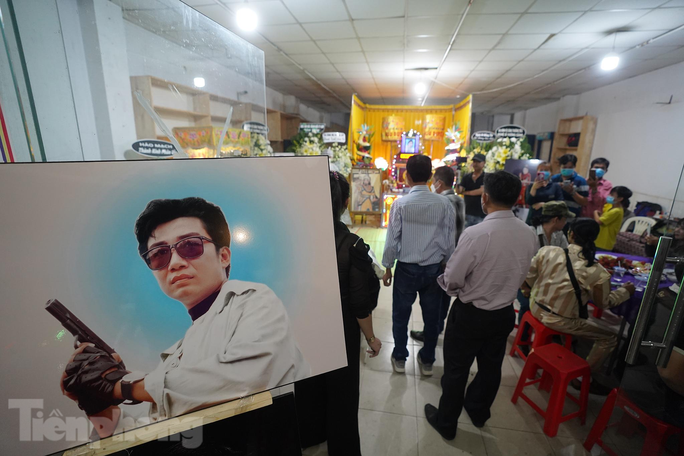 Theo chia sẻ của người thân, nghệ sĩ Vương Cảnh bị nhồi máu não và mất tại nhà riêng ở TPHCM vào sáng 17/2, hưởng thọ 63 tuổi. Nhiều năm qua, ông bị tiểu đường nặng và sức khỏe thường xuyên có dấu hiệu giảm sút. Năm 2012, Vương Cảnh còn không may bị tai nạn giao thông khiến cho trí nhớ bị ảnh hưởng nhiều.