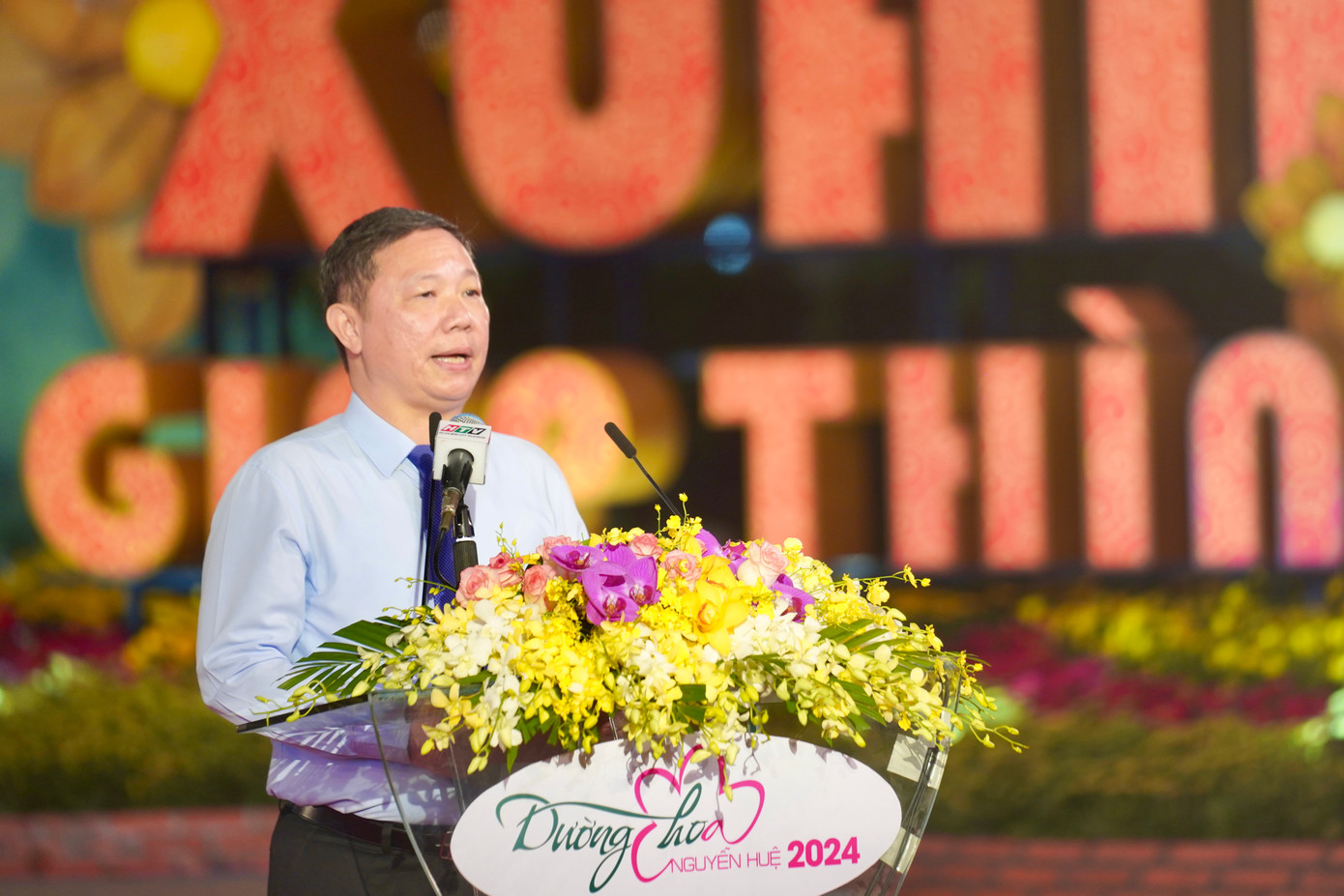 Phát biểu khai mạc Đường hoa Tết 2024, ông Dương Anh Đức, Phó Chủ tịch UBND TPHCM cho biết, với chủ đề “Xuân yêu thương, Tết sum vầy”, Đường hoa Nguyễn Huệ Tết Giáp Thìn năm 2024 sẽ mở màn cho chuỗi chương trình sự kiện Lễ hội Tết năm 2024 của TP. Đây là nơi trưng bày, triển lãm những tác phẩm nghệ thuật hoa tươi, cây cảnh, tiểu cảnh, tượng, phù điêu... mang đậm bản sắc văn hóa dân tộc và tinh thần thời đại. Trong năm 2023 vừa qua, cùng với cả nước, TPHCM đã từng bước phục hồi và hồi sinh một cách mạnh mẽ, toàn diện các lĩnh vực kinh tế, văn hóa – xã hội, đời sống dân sinh, đặc biệt là về du lịch. Trong bối cảnh đó, nhu cầu vui chơi, giải trí của người dân tăng cao trong dịp mừng Xuân mới. Phát biểu khai mạc Đường hoa Tết 2024, ông Dương Anh Đức, Phó Chủ tịch UBND TPHCM cho biết, với chủ đề “Xuân yêu thương, Tết sum vầy”, Đường hoa Nguyễn Huệ Tết Giáp Thìn năm 2024 sẽ mở màn cho chuỗi chương trình sự kiện Lễ hội Tết năm 2024 của TP. Đây là nơi trưng bày, triển lãm những tác phẩm nghệ thuật hoa tươi, cây cảnh, tiểu cảnh, tượng, phù điêu... mang đậm bản sắc văn hóa dân tộc và tinh thần thời đại. Trong năm 2023 vừa qua, cùng với cả nước, TPHCM đã từng bước phục hồi và hồi sinh một cách mạnh mẽ, toàn diện các lĩnh vực kinh tế, văn hóa – xã hội, đời sống dân sinh, đặc biệt là về du lịch. Trong bối cảnh đó, nhu cầu vui chơi, giải trí của người dân tăng cao trong dịp mừng Xuân mới.