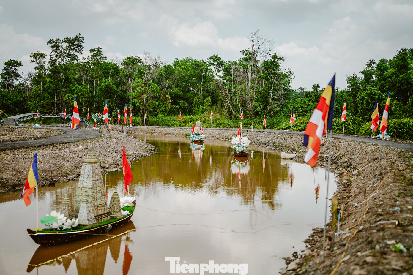 Dọc tuyến kênh có 19 tiểu cảnh được thực hiện hơn một tháng.