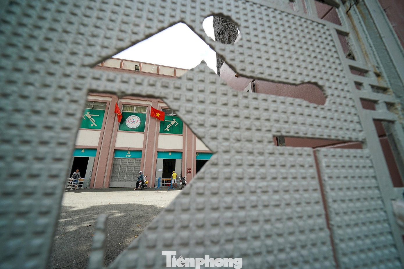 Sau 9h30, quầy bán vé ảm đạm khách mua. Sau 9h30, quầy bán vé ảm đạm khách mua.